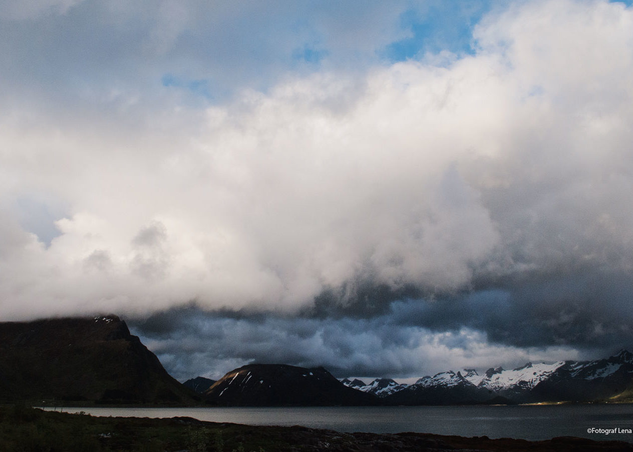 molnig himmel ovan fjäll i Valberg, Lofoten, Norge