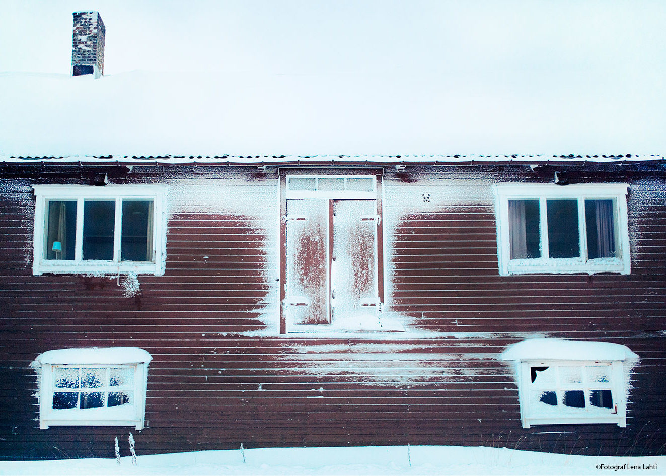 snöigt hus i Henningsvær